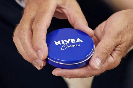 Roger Nebot Farmaceutico La Crema Nivea Del Bote Azul No Es Recomendable Como Mascarilla Crema Facial Pero En Una Piel Muy Seca Puede Traducirse Rapidamente