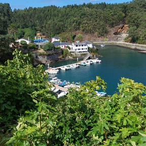 La costa más romántica de Asturias, tras los pasos de la escritora Corín Tellado 