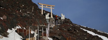 A superlotação do Monte Fuji gerou um grande debate no Japão: o que fazer com os turistas imprudentes que precisam de resgate 