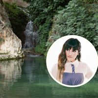 El refugio de Rozalén (40 años) es el 'pueblo de las cascadas' al que ha vuelto a vivir tras frenar su carrera: 'Necesito estar en mi pueblo, con la gente que quiero'
