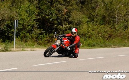 Rodilla al suelo por carretera ¿imprudencia o mal ejemplo? ¿debemos rectificar los que informamos?