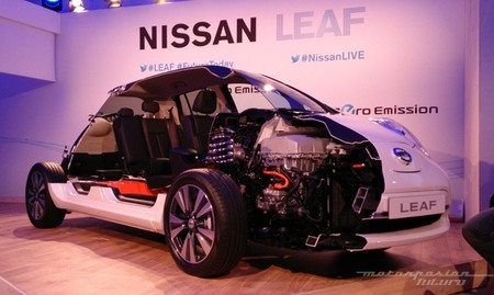 Nissan LEAF 2013 presentación en Oslo seccionado 01