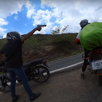 Un youtuber ruso es asaltado en México a punta de pistola para robarle su moto de 50 cc. Acaban huyendo porque el arma es de aire