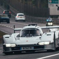 Empezó con un "¿y si...?" y Porsche ha terminado creando una locura: un coche de carreras con matrícula y posavasos que será un milagro si lo llegas a ver
