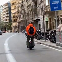 Este monociclo pillado a más de 60 km/h reabre el debate de los patinetes eléctricos y VMP