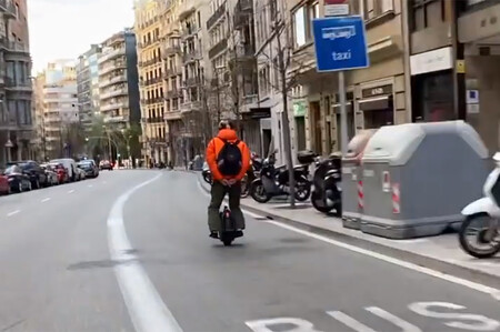 Este monociclo pillado a más de 60 km/h reabre el debate de los patinetes eléctricos y VMP