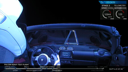 Starman en el Tesla Roadster arrojado al espacio desde el Falcon Heavy de SpaceX