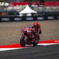 Marc Márquez corre solo. Gana el juego psicológico, desquicia a las Aprilia y encarrila su décimo título de MotoGP 