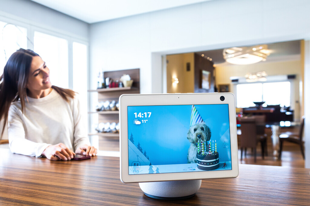 El Echo Show 10 se actualiza: ahora permite realizar videollamadas con Zoom aprovechando su cámara frontal