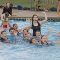 ¿Llevarías a tu hijo a una piscina que permite el nudismo?