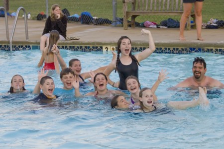 ¿Llevarías a tu hijo a una piscina que permite el nudismo?