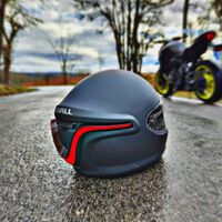 Grecia ha empezado a repartir cascos en vez de multar. ¿El problema? Que hay una avalancha de gente sin ellos para conseguir uno 