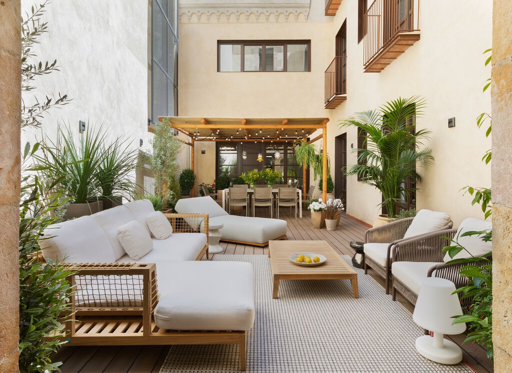 En este piso del barrio Gótico de Barcelona la vida gira alrededor de un patio de 50 m2: es un oasis  en el centro de la ciudad