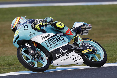 Joan Mir da un golpe de autoridad y comienza el GP de Australia mandando en Moto3