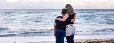 “¡Mamá, no me beses!” Cómo recuperar el contacto físico con tu hijo adolescente y a la vez respetar su espacio 