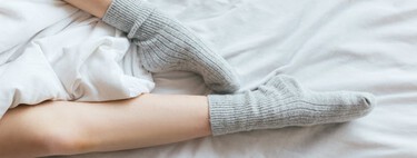 Un sencillo hábito que ayuda a las personas a dormir más tiempo y más profundamente: usar calcetines 