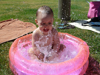La foto de tu bebé: Lía chapoteando en la piscina