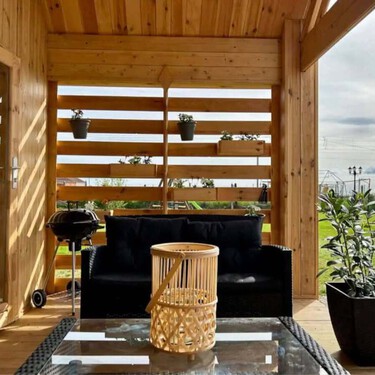 Acabamos de fichar una casa prefabricada que cuesta menos de 16.000 euros: tiene dos dormitorios y una terraza exterior cubierta