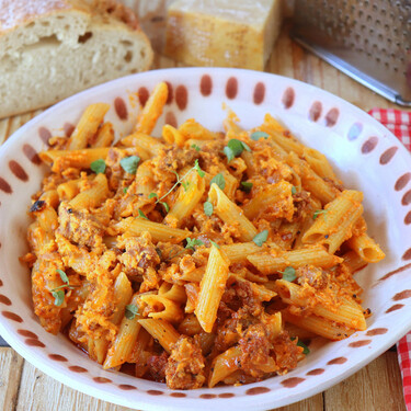 Macarrones a la mallorquina, la sorprendente receta con sobrasada y la técnica de la carbonara con un excelente resultado