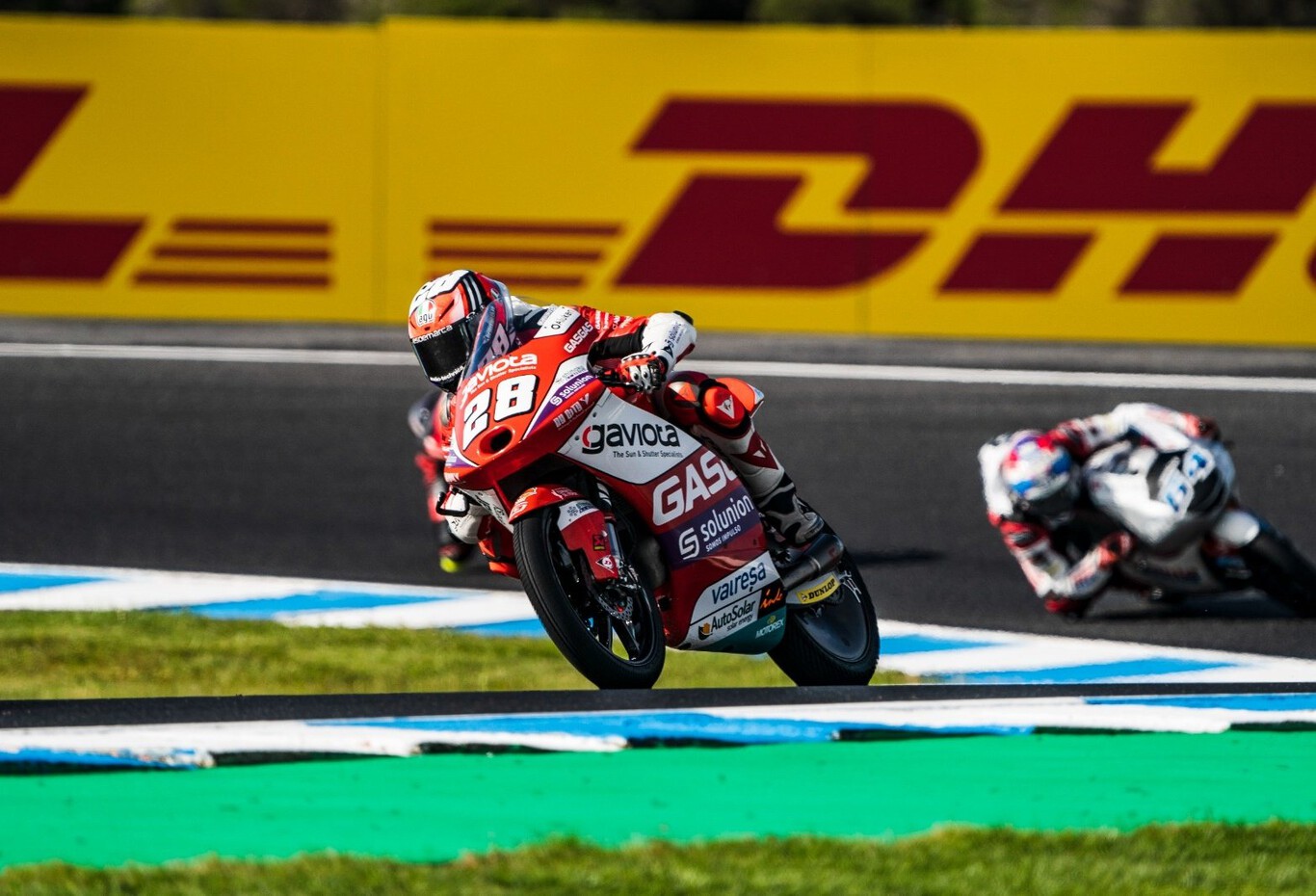 Izan Guevara es campeón a lo grande: gana en Phillip Island dando una lección de temple en la última vuelta