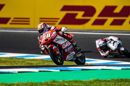 Izan Guevara es campeón a lo grande: gana en Phillip Island dando una lección de temple en la última vuelta