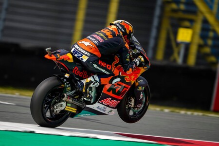 Raúl Fernández prolonga su remontada en Silverstone opacando la resurrección de Jorge Navarro