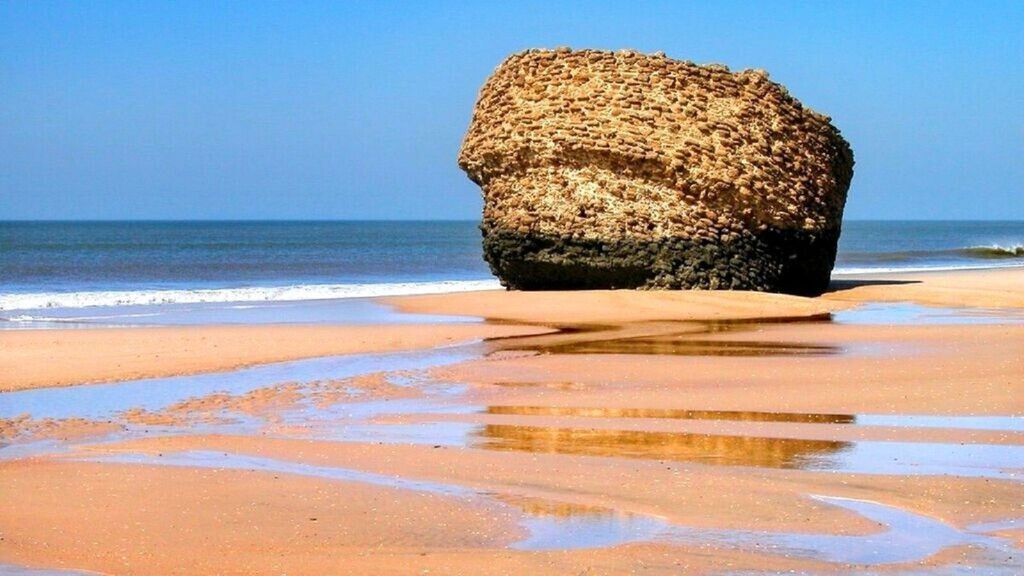 Esta es la playa más larga de España: 28 kilómetros de longitud y ruinas que sobresalen del agua en un paraíso natural 