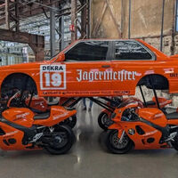A alguien se le ha ido tanto la pinza que le ha puesto a un BMW E30 cuatro Suzuki GSX-R como 'ruedas' 