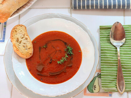 Sopa de tomate, receta de la crema de verduras más sabrosa y fácil del mundo