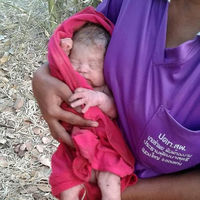 La historia del bebé milagro que sobrevivió tras ser apuñalado y enterrado (y ya ha sido adoptado)