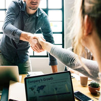 Cómo convivir con el compañero parásito que se aprovecha de tu trabajo
