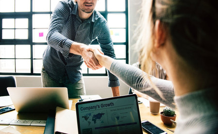Cómo convivir con el compañero parásito que se aprovecha de tu trabajo