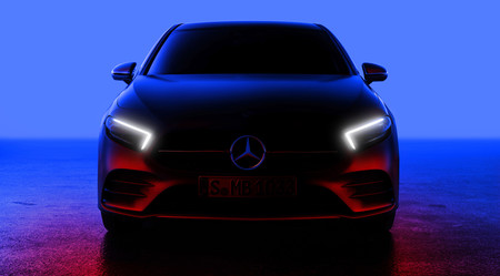Así luce el Mercedes-Benz Clase A 2018 en su primera imagen sin camuflaje, aunque aún en penumbra