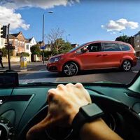 Sustituir tu bicicleta por un salpicadero de coche. La viral y desesperada forma de un ciclista para denunciar su vulnerabilidad