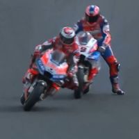 ¡A punto de tocarse! Jorge Lorenzo y Danilo Petrucci protagonizan la polémica del día en Gran Bretaña
