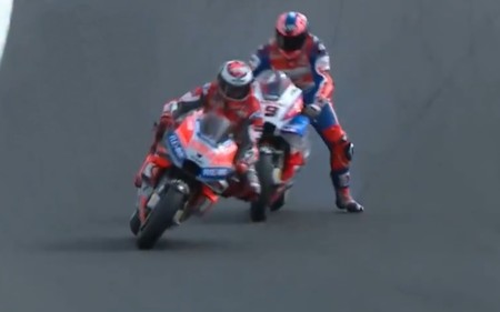 ¡A punto de tocarse! Jorge Lorenzo y Danilo Petrucci protagonizan la polémica del día en Gran Bretaña