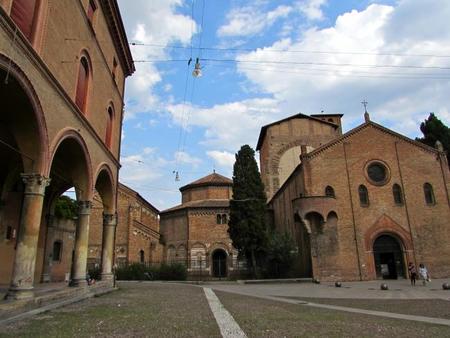 Descubre cuatro iglesias en una: la Basílica de San Stefano en Bolonia