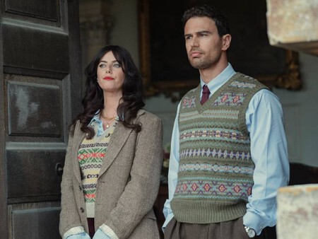Kaya Scodelario y Theo James en 'The Gentlemen'