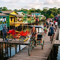 Sem carros ou motos desde 2002, cidade no Pará construída sobre palafitas tem as ruas feitas de passarela e usa até bici-ambulância: conheça Afuá, a "Veneza da Amazônia" onde o principal meio de transporte é a bicicleta 