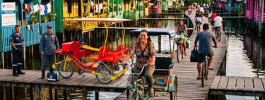 Sem carros ou motos desde 2002, cidade no Pará construída sobre palafitas tem as ruas feitas de passarela e usa até bici-ambulância: conheça Afuá, a "Veneza da Amazônia" onde o principal meio de transporte é a bicicleta 