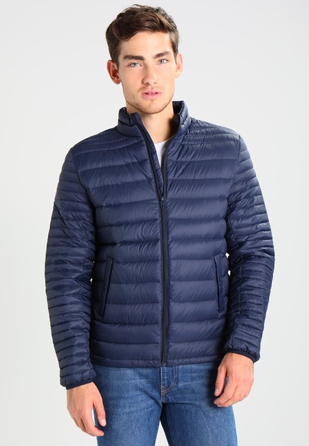 Quien busque una chaqueta de plumas barata tiene esta en azul de la marca Kiomi por 23,95 euros en Zalando