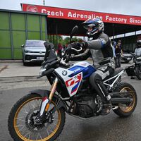 El presidente de la República Checa es tan friki de las motos que se ha ido a Brno a echarle fotos a las MotoGP, y no es la primera vez que lo hace