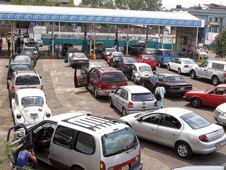 Si tienes un auto de 2007 para atrás, podrás obtener la calcomanía 'cero'