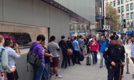 Los iPhone 6 se lanzan en los Estados Unidos y otros países con grandes colas