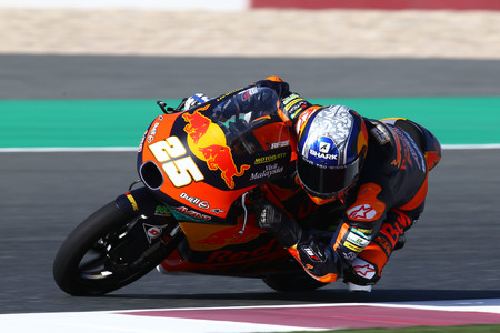 Raúl Fernández estrena su idilio con KTM marcando el mejor tiempo en el primer día de Moto3 en Catar