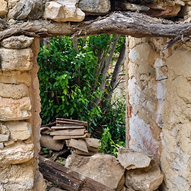 Un joven compra un terreno con dos casetas de piedra abandonadas de más de 100 años por 15.000 € y las restaura desde cero para convertirlas en una vivienda para su mad 