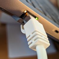 Cómo puedes conectar tu teléfono por cable a internet y qué ventajas ofrece