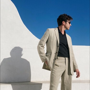 La camisa con efecto elegante al instante de Adolfo Domínguez es también la más fresca que llevarás este verano con su descuento inigualable 