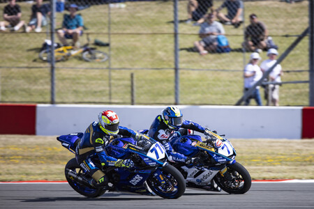 Dominique Aegerter consigue su novena victoria consecutiva en Supersport interpretando el guion habitual