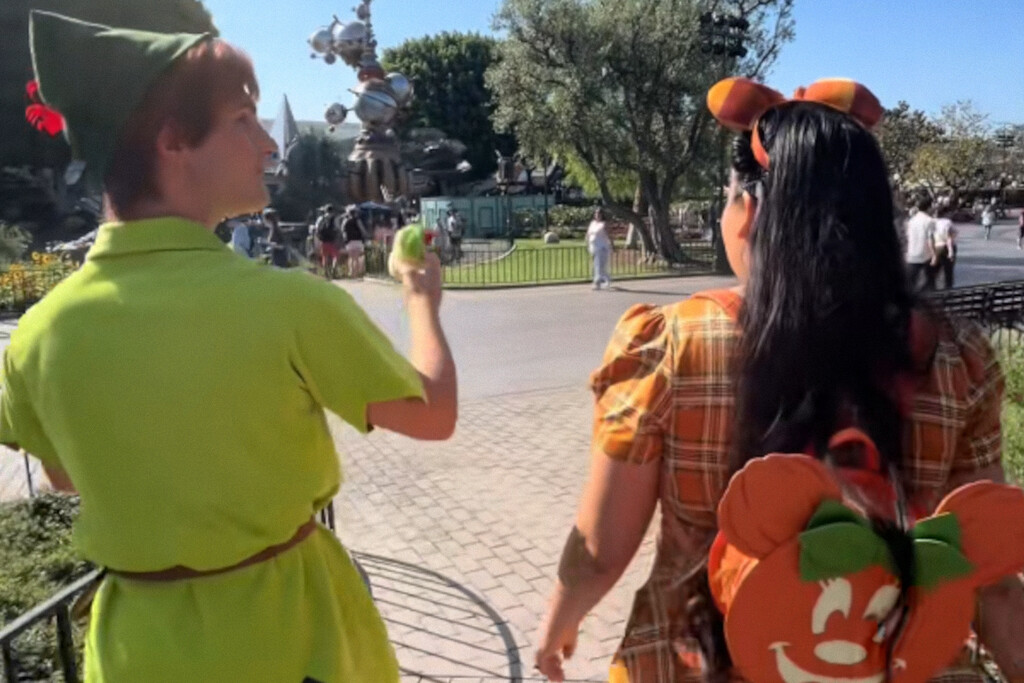 Toni Kulusich, de 27 años, lleva desde 2015 visitando cada pocos días a Peter Pan en Disneyland. Internet ha decidido convertirla en una villana